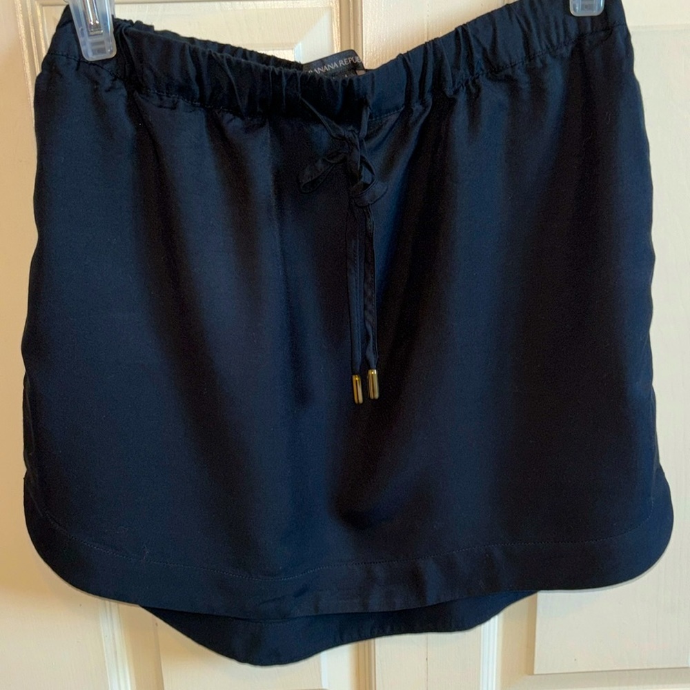 Great condition Banana Republic black skirt with pockets size M